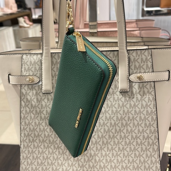 Michael Kors Jet Set Travel Large Travel CONTINENTAL 
Fern Green NWT - Picture 13 of 16